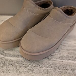 American Eagle Size 10 Tan Comfy Slides - Worn Once!